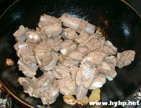 在锅里倒上少量的油, 放入姜爆香，把排骨倒入锅中翻抄.jpg