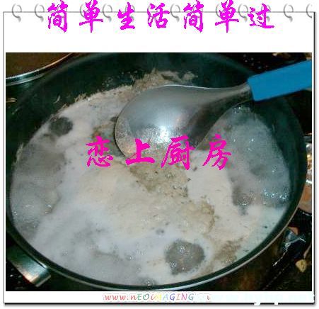 将排骨切块, 放入水中大火煮开, 并撇去浮沫.然后把排骨夹出,用沸水冲干净备用.jpg